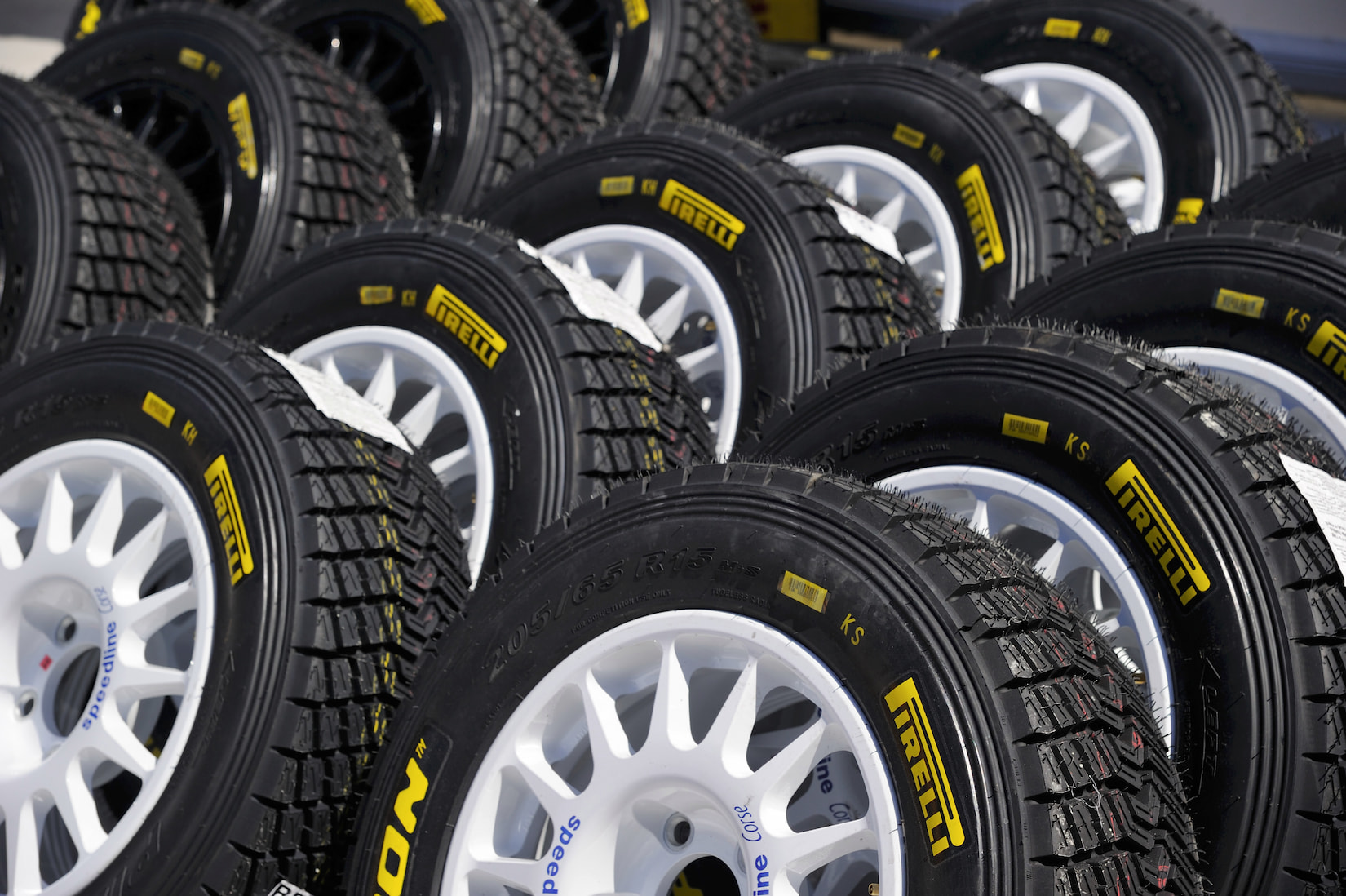 Tire service during sports events and competitions - Pirelli service truck